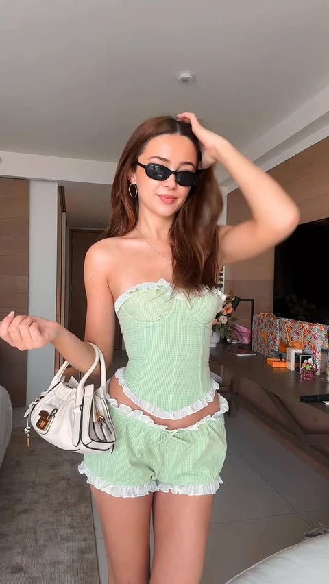 Instagram post by @glambyflo for Marc Jacobs Fragrances. Caption reads: [...] for a day by the pool in miami....