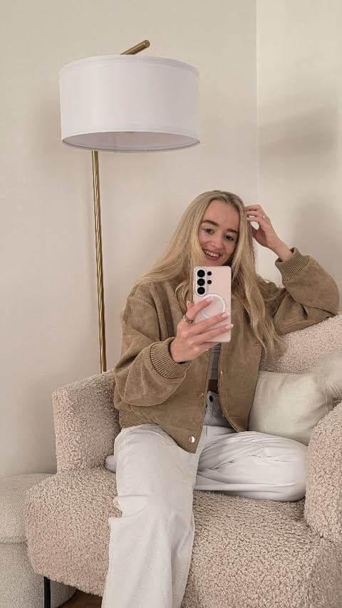 Instagram post by @anetjiskra for Samsung Česko a Slovensko. Caption reads: Čím jsem starší, tím víc ze mě je taková domácí....
