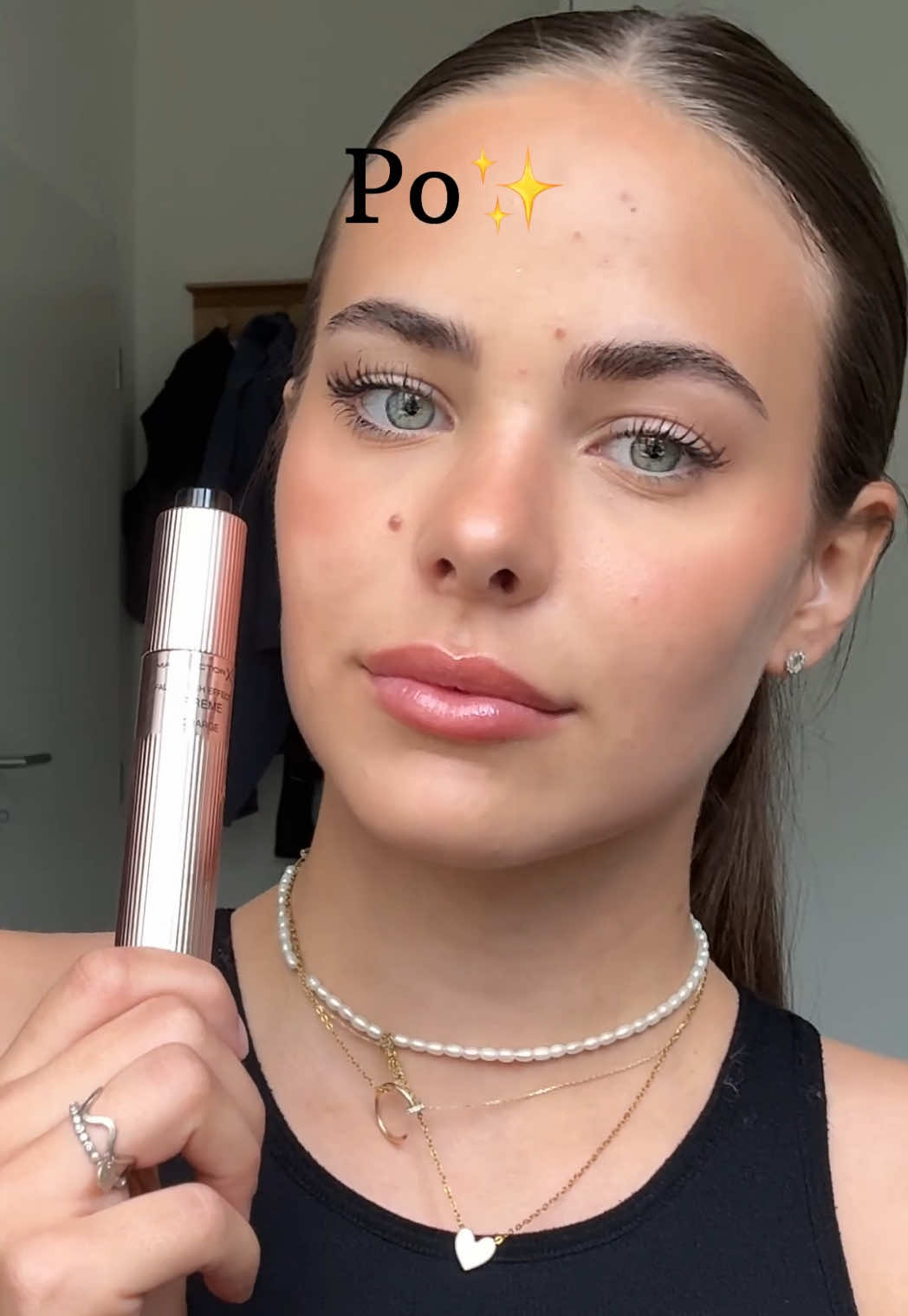 TikTok post by @klara.kupkova for Max Factor. Caption reads: NAŠLA JSEM NOVOU OBSESI – a je z drogerky?! 😭🖤....