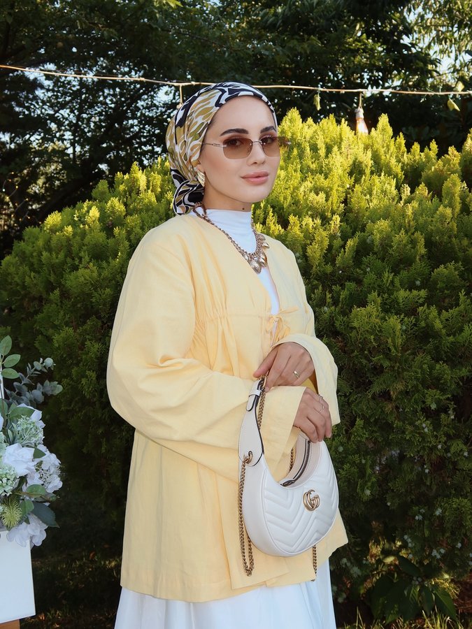 Instagram post by @mervenurakyuz for Imannoor. Caption reads: Papatya rengi diyebilriz 🌼 

Eşarp @imannoor....