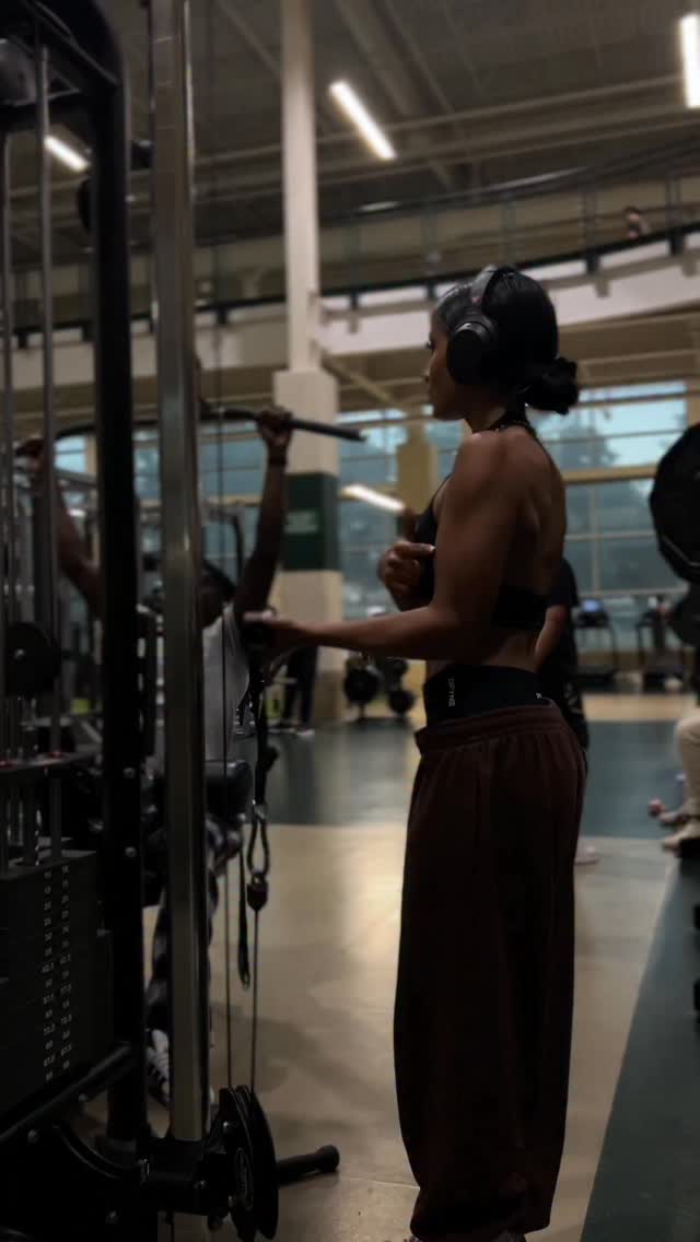 Instagram post by @angfi.tness for DFYNE. Caption reads: stronger everyday ✨

@dfyne.official | code....