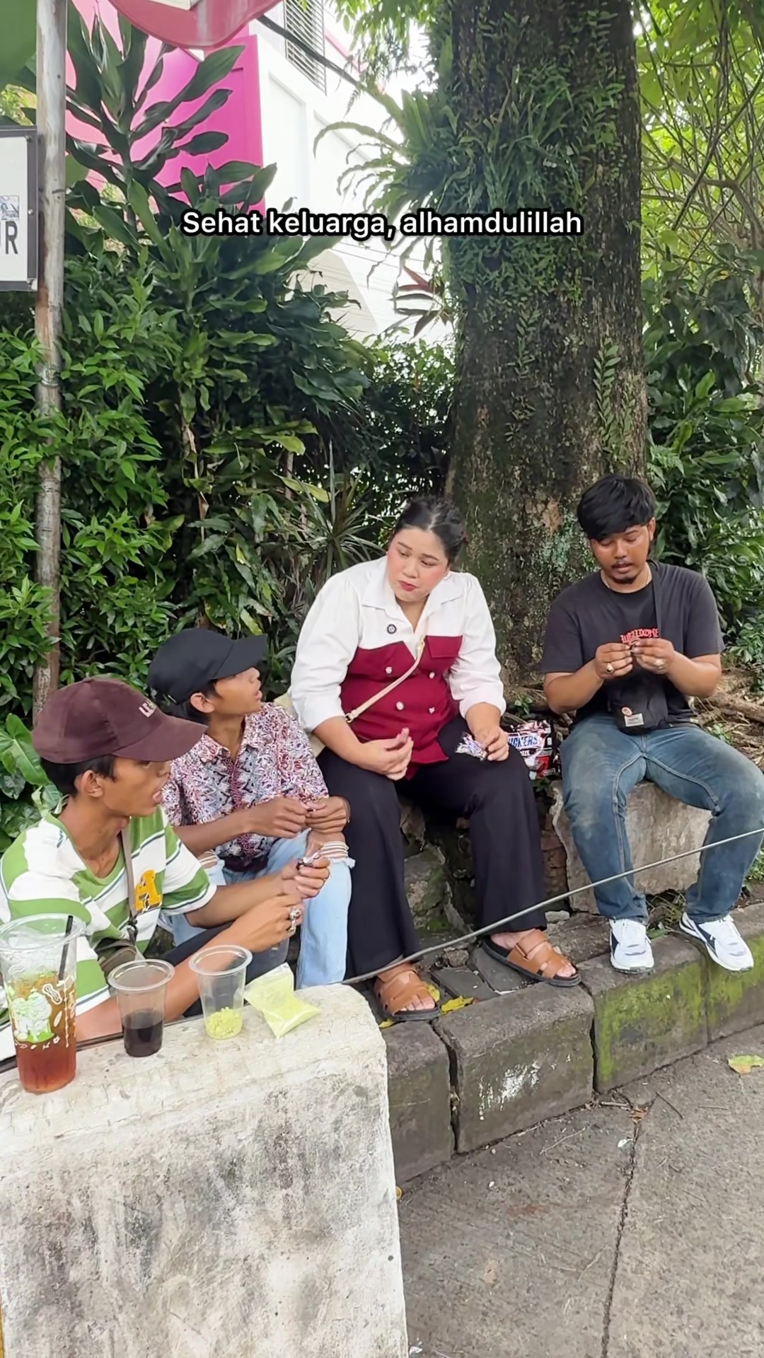 TikTok post by @akubeingrandom for Snickers. Caption reads: Cewe cewe ramah lingkungan #SNICKERS....