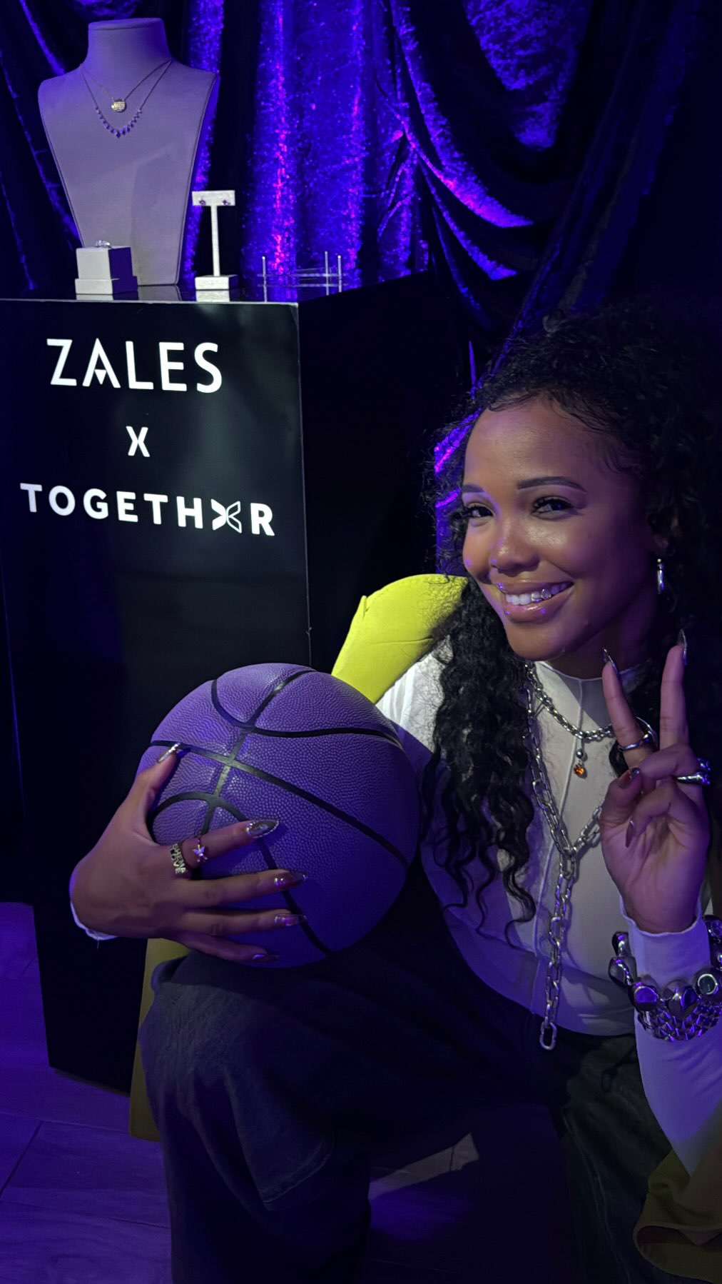 Instagram post by @shema.love for TOGETHXR. Caption reads: [...] Sports 🤍 but now everyone is wearing....