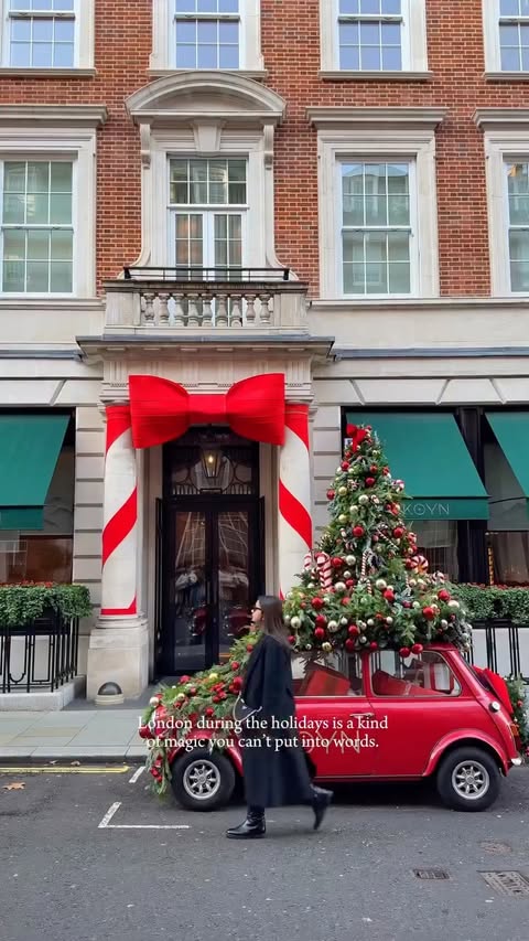 Instagram post by @takemyhearteverywhere for Holafly. Caption reads: London at Christmas just feels different 😍

🎄10....