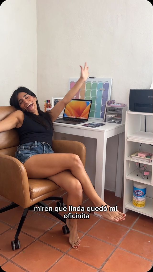 Instagram post by @sra.intensa.mx for Clorox. Caption reads: Por fin, armé mi nuevo escritorio 🤩 y obvio....