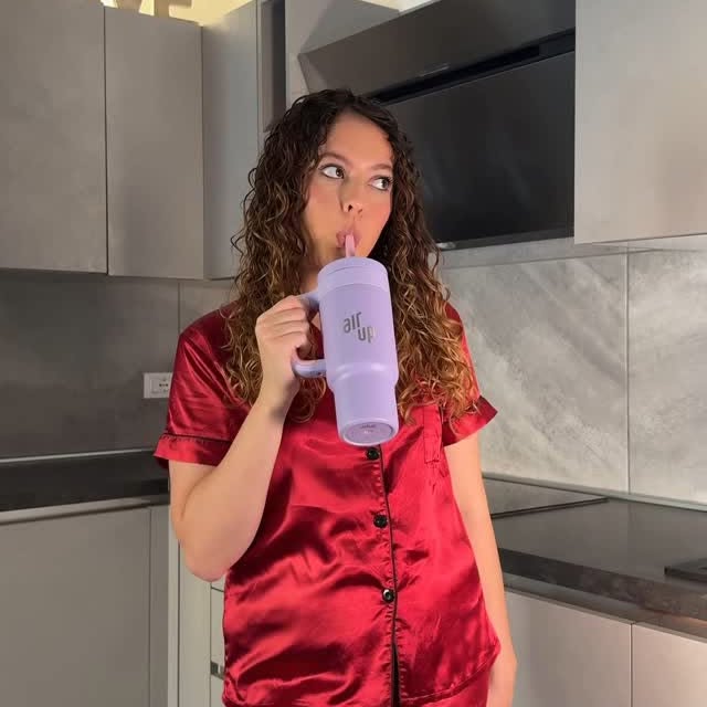 Instagram post by @layass._ for air up®. Caption reads: Bere acqua ma farlo con gusto letteralmente 🥥✨....