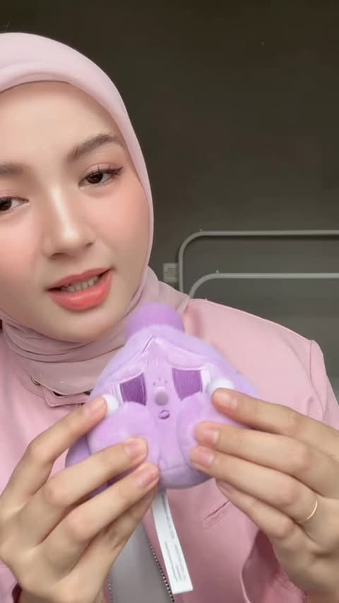 Instagram post by @noninurhaa for Lazada Indonesia. Caption reads: Aaaaa beneran happy bgt😭🙌🏻 Kemarin iseng....