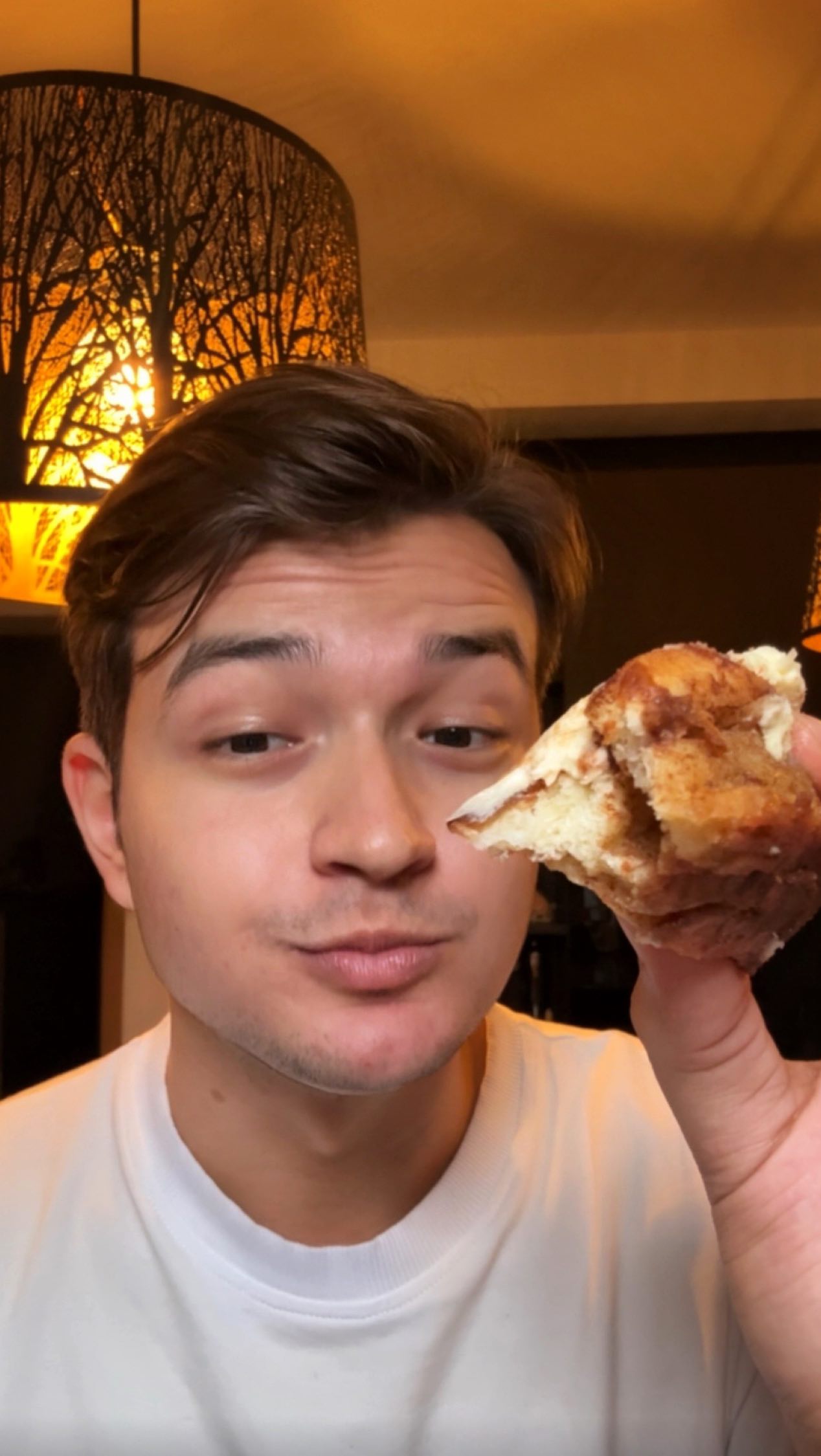 Instagram post by @dan_has_the_munchies for Wolt. Caption reads: Comand fiecare cinnamon roll de pe Wolt 🩵

#AD....