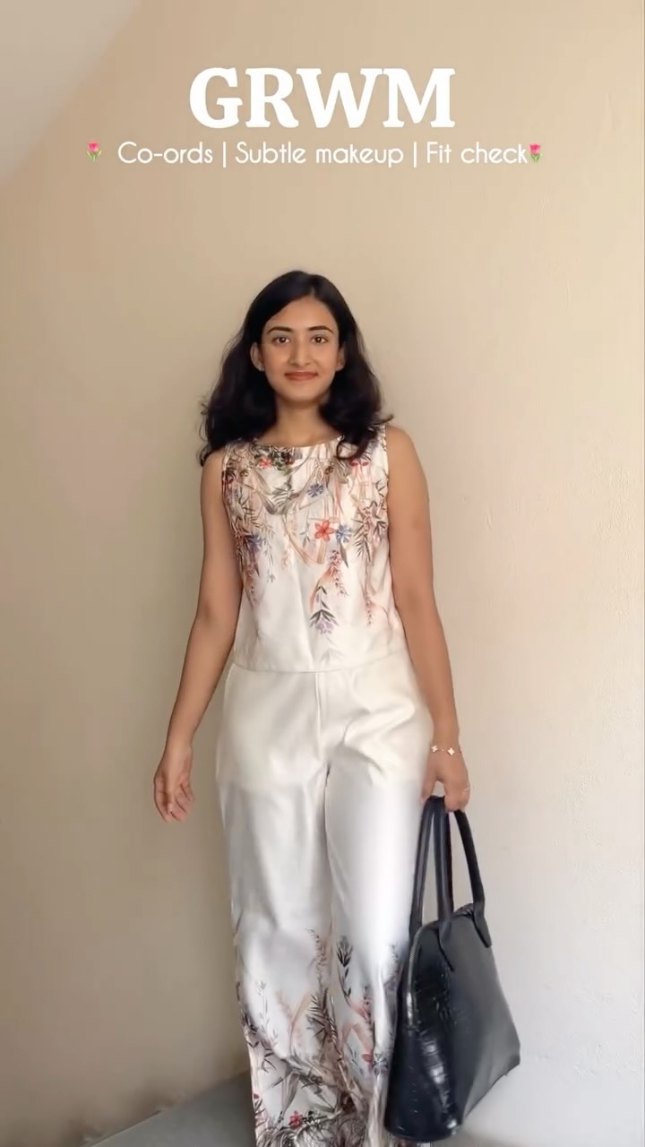 Instagram post by @ravzzxo for Mattlook Cosmetics. Caption reads: Sun be like🌤️☁️🌤️☁️comment for links💗 Outfit -....