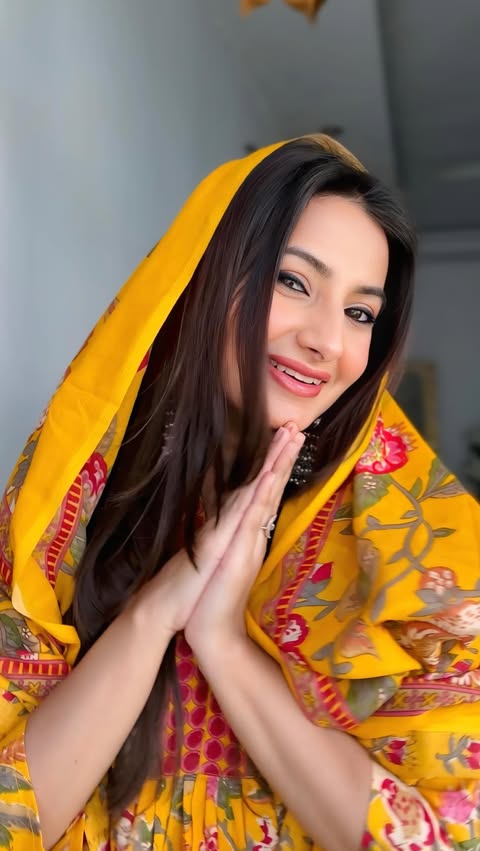 Instagram post by @tulaybytanyaarora for Shopsy. Caption reads: [...] 🔗 Got all my festive essentials from Shopsy....