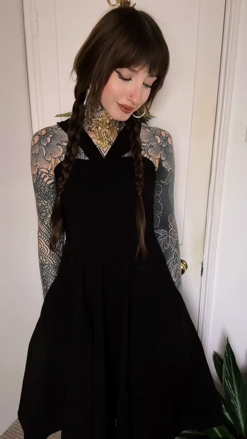 Instagram post by @miss_tamuaska for Hell Bunny. Caption reads: [...] do I got a whole lot of love for these....