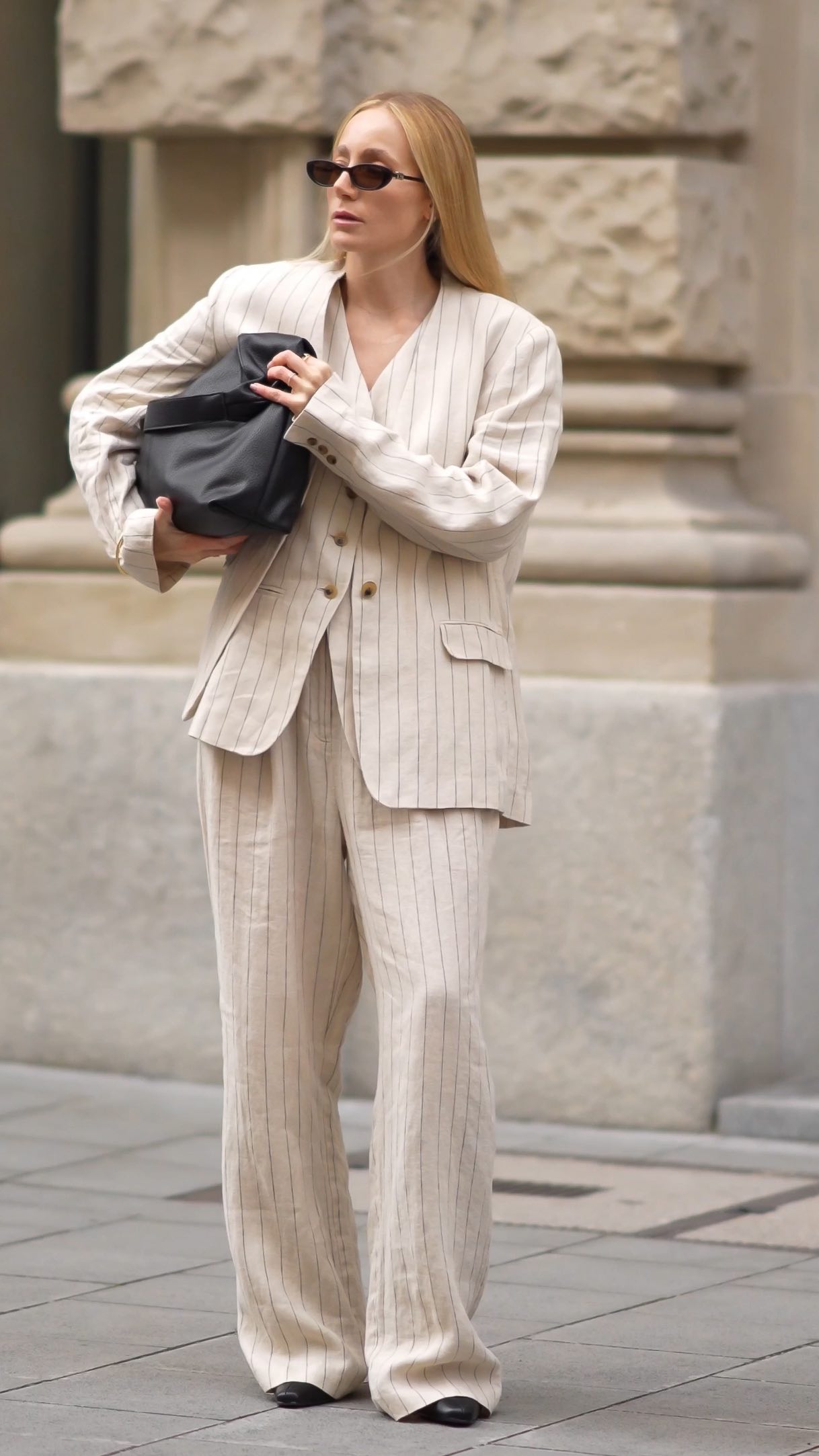 Instagram post by @anoukdelphine for Bonprix. Caption reads: [...] styled four ways
anzeige | wearing full....