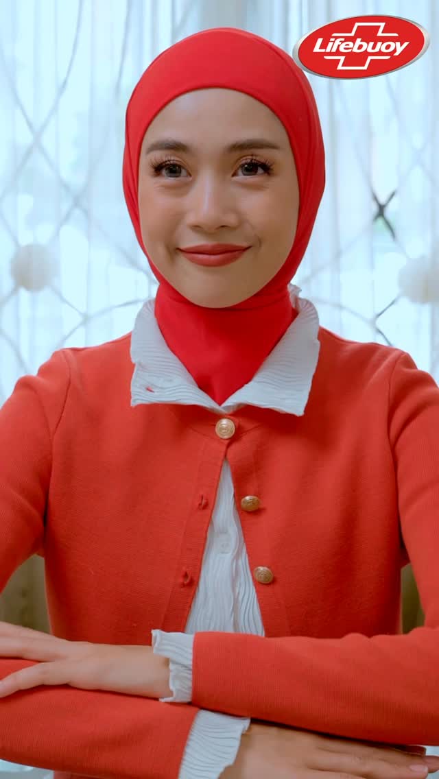Instagram post by @widyamelia for Lifebuoy. Caption reads: Siapa yang setuju kalo ibu-ibu itu superwoman? 😆....