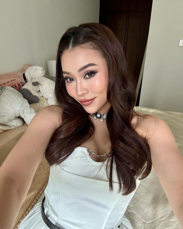 Instagram post by @newynni for Dior Beauty. Caption reads: [...] girly with this layout and @diorbeauty....