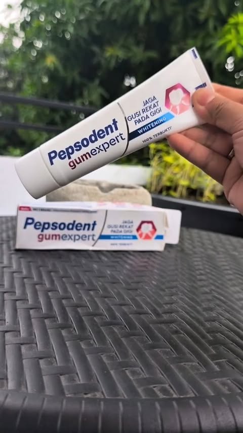 Instagram post by @hasnatishanazz for Tanya Pepsodent. Caption reads: Kalian punya permasalahan gusi berdarah? Jangan....