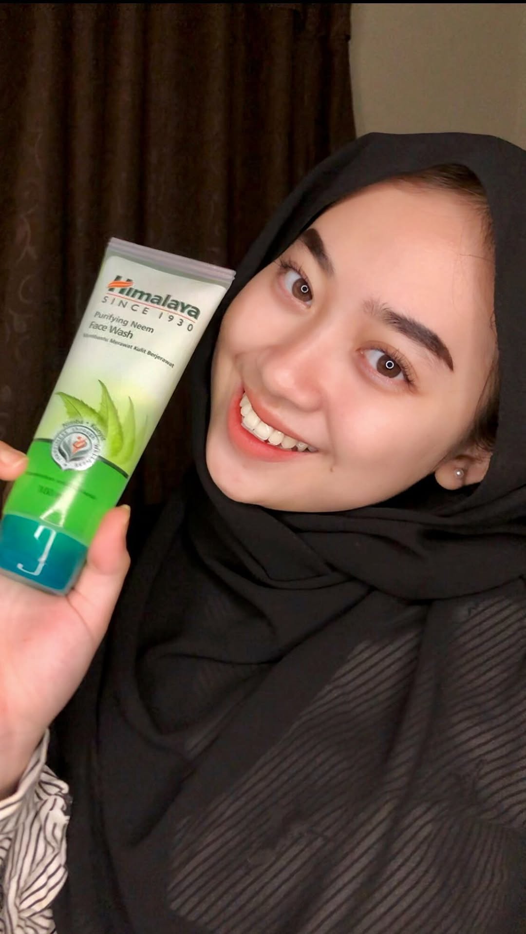 Instagram post by @salshaa.ptr for Himalaya Wellness. Caption reads: Seminggu terakhir ini aku lagi pake face wash dari....
