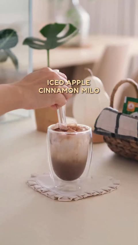 Instagram post by @anythingjamie for Milo Perú. Caption reads: Let’s turn apple pie into a MILO drink! I made....