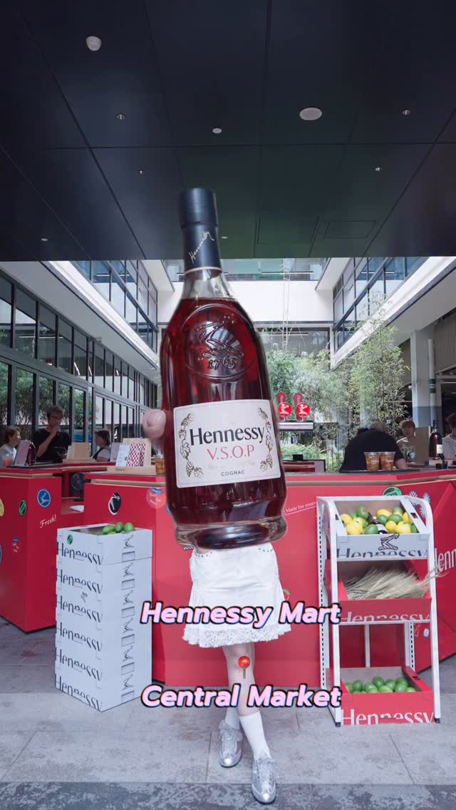 Instagram post by @winwinchan for Hennessy. Caption reads: Call everyone together!🥃⛱️
Asia’s First Hennessy....
