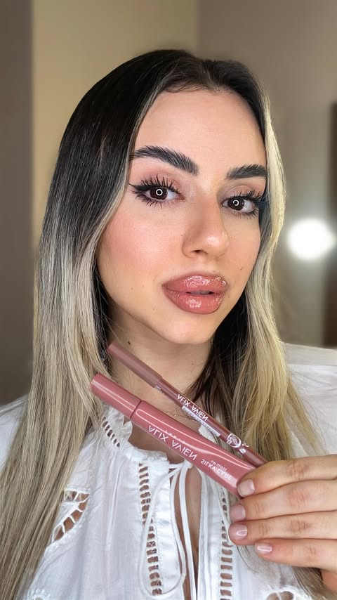 Instagram post by @betulbayraktr for Alix Avien. Caption reads: Dudak Kombosu 💄 Silky Care Lip Gloss 303 Stayıng....
