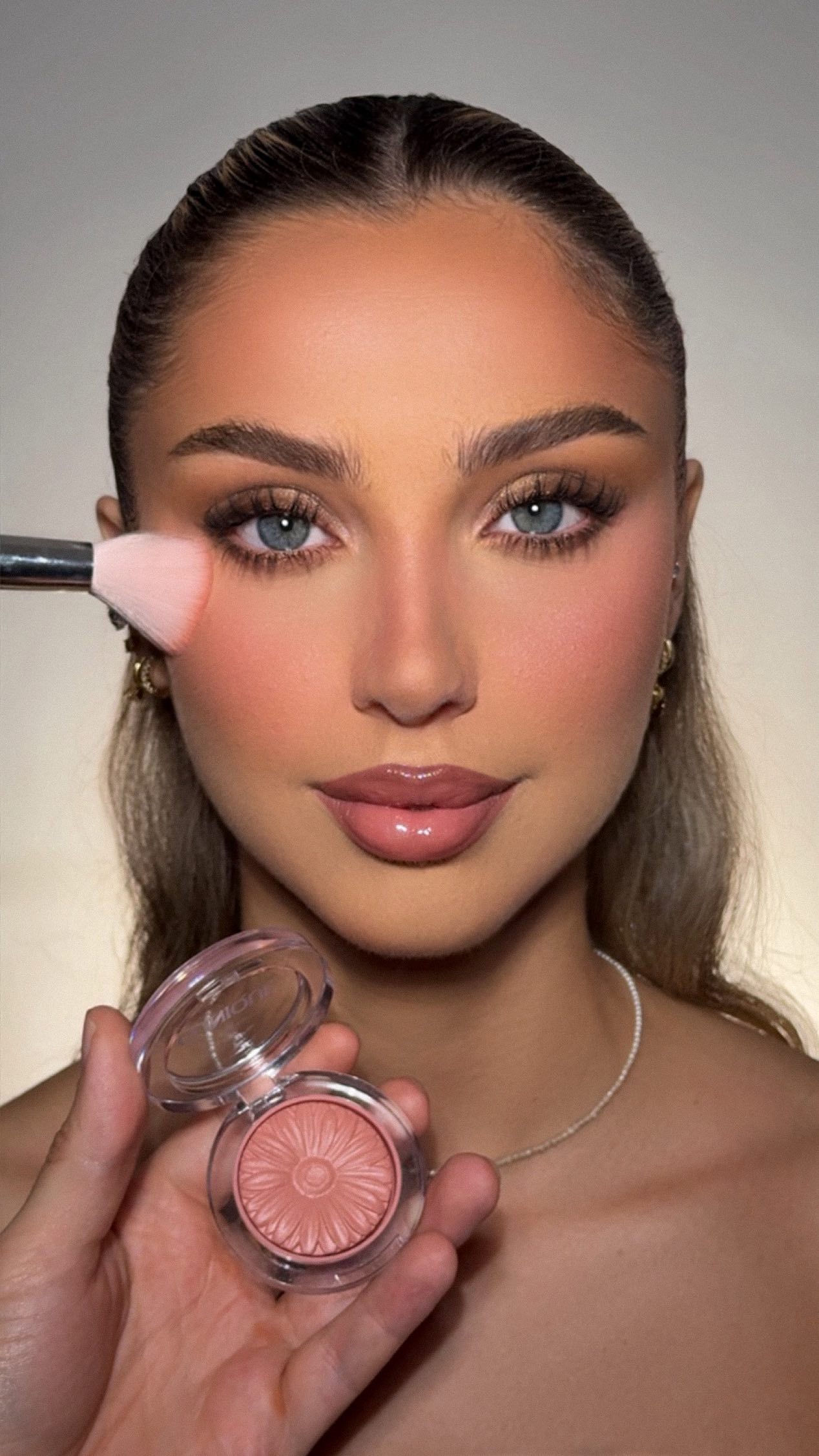 Instagram post by @mrdanielmakeup for Clinique Italia. Caption reads: Nude Pop Glam with @cliniqueitalia

High Impact....