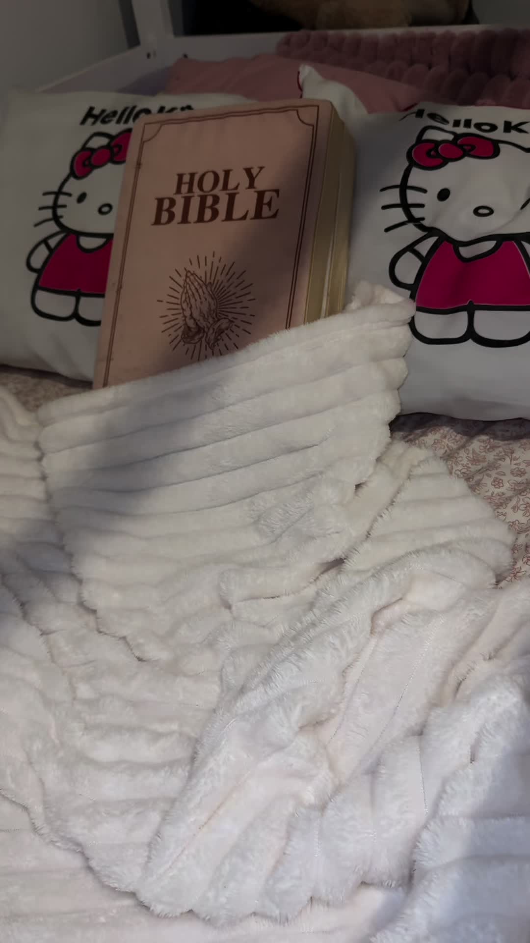 TikTok post by @mamxash for Ufist-sweet dream. Caption reads: Love me a new comfy blanket 🥰 @Ufist-sweet dream....