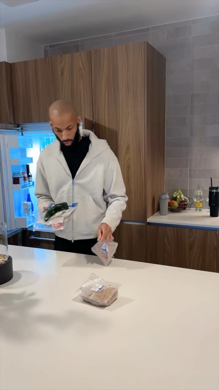 Instagram post by @derwynnwho for Blue Apron. Caption reads: Busy days, no time to cook?
Blue Apron makes it....