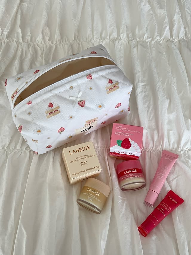 Instagram post by @ogigi.s for LANEIGE. Caption reads: 🇬🇧 🎄GIVEAWAY🎄
 
The sweetest treat is always....