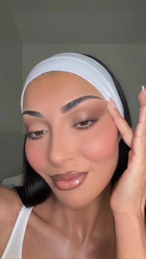 Instagram post by @ninavee for Anastasia Beverly Hills. Caption reads: Effortless eye-looks with the new....