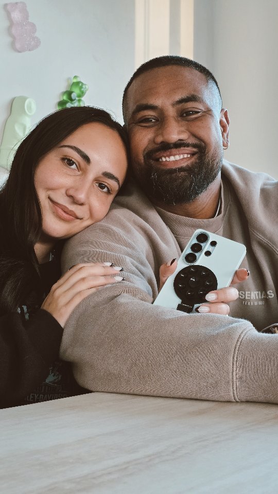 Instagram post by @_timasavea for Samsung New Zealand. Caption reads: The green bubble vs blue bubble war is now over....