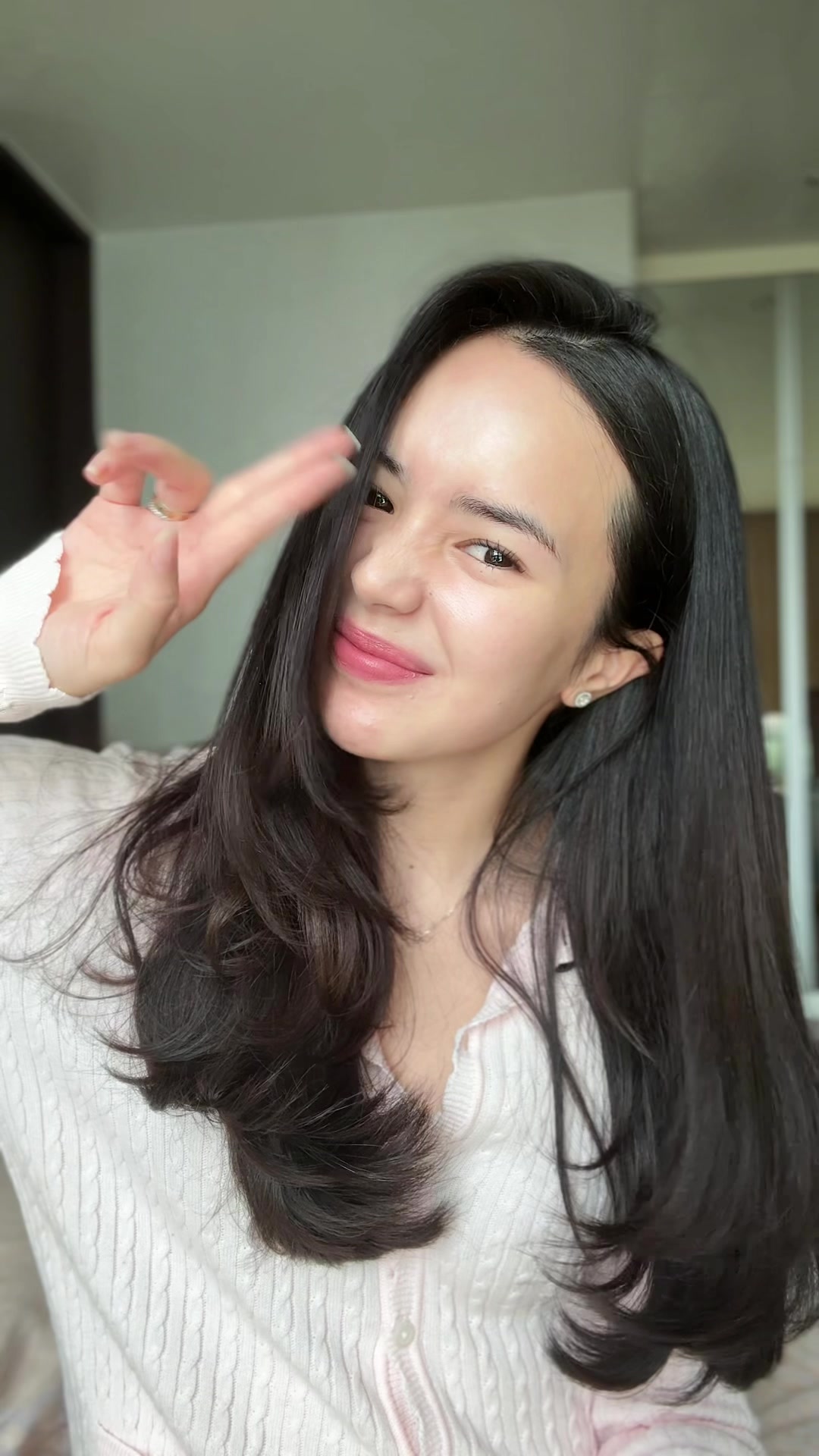 TikTok post by @bebytsabinaa for L’Oréal Paris Indonesia. Caption reads: Bare face? Yes!! Favorit moisturizerku by @L'Oreal....