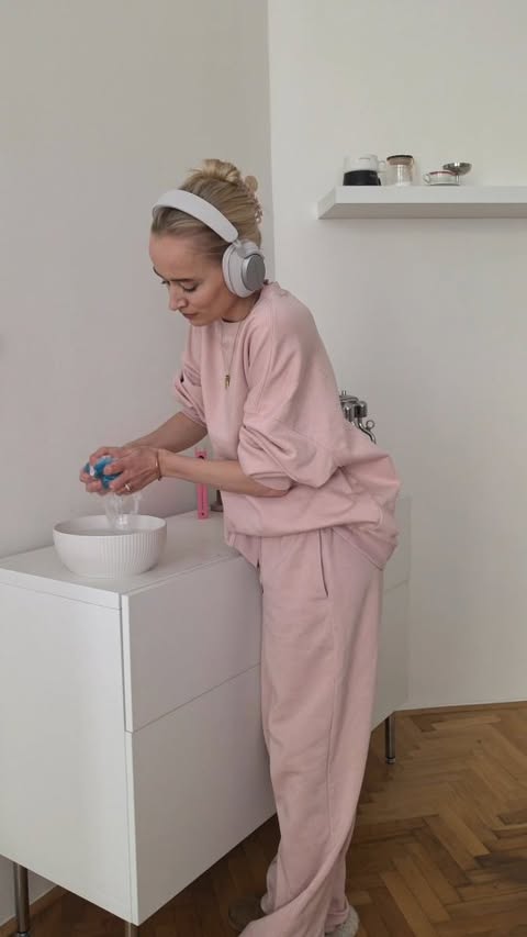 Instagram post by @anetjiskra for ROSSMANN Česká republika. Caption reads: Pojď si se mnou dnes uklidit! V pátek jsme to doma....
