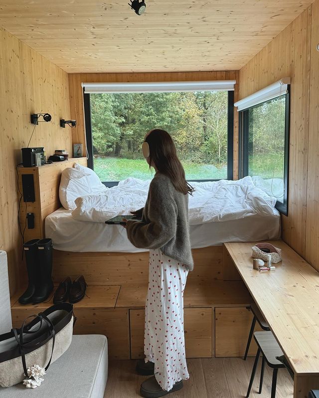Instagram post by @capucinerqllrt for Hunter Boots. Caption reads: good morning from this cosy place🧸🧸 

-....