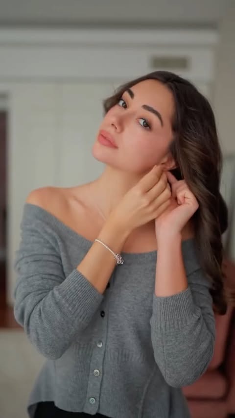 Instagram post by @smarandastirbu for Pandora. Caption reads: [...] cum mă simt în ziua aia ✨ cu Pandora îmi....