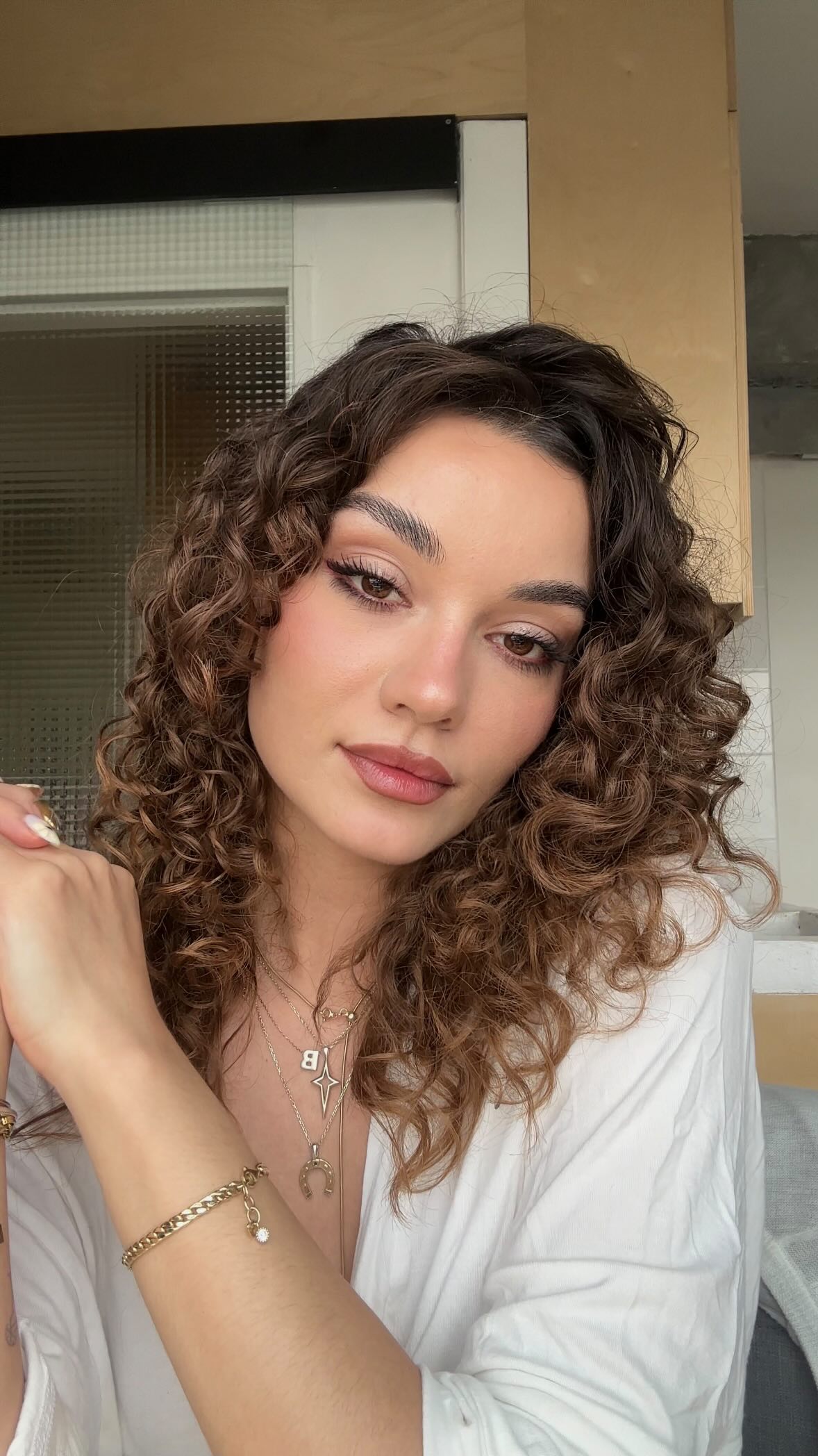 Instagram post by @basakcorlu for Maybelline New York. Caption reads: İlk kez beraber date için hazırlandık kıslaarrr....