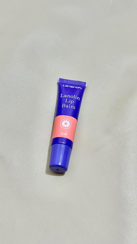 Instagram post by @vaniasomanatta for Lansinoh. Caption reads: [...] & glowing seharian pakai Lip Balm....