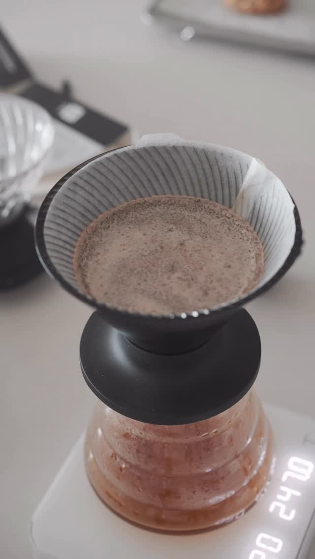 Instagram post by @juheegrapher for HARIO. Caption reads: @hario_official V60 Dripper NEO

새로운 드리퍼 네오와의 첫....