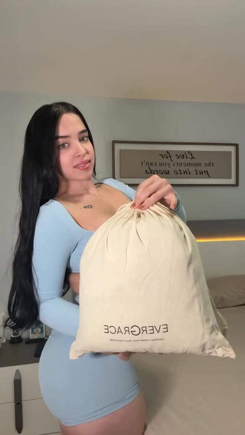 Instagram post by @laura_lrp_ for Stack Influence. Caption reads: [...] #homedecor @evergraceliving @stackinfluence.