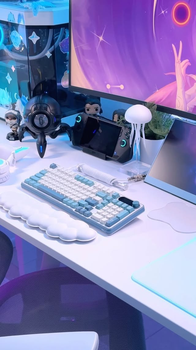 Instagram post by @c1evergirl for Royal Kludge. Caption reads: new keeb unboxing☁️✨ i am so excited to trying....