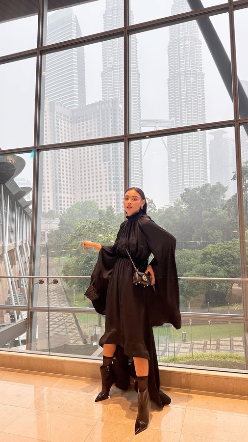 Instagram post by @whulandary for BUTTONSCARVES. Caption reads: Iftar with @buttonscarves @buttonscarves_my 

Head....