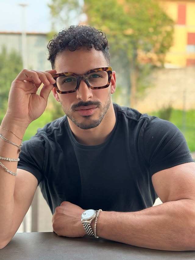 Instagram post by @ale_caccio for Zeelool. Caption reads: [...] I’m leveling up my look with @zeelool 👓 1.....