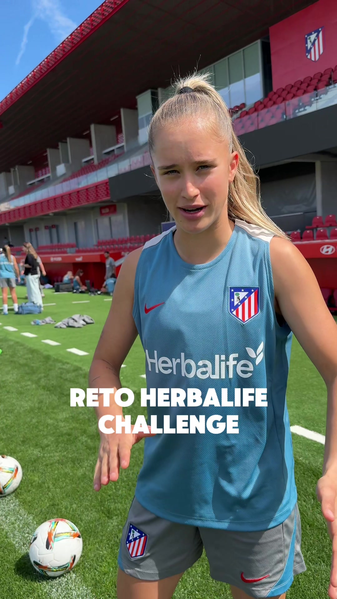 TikTok post by @andreamedinaa3 for Herbalife. Caption reads: Reto con @Herbalife 💚.