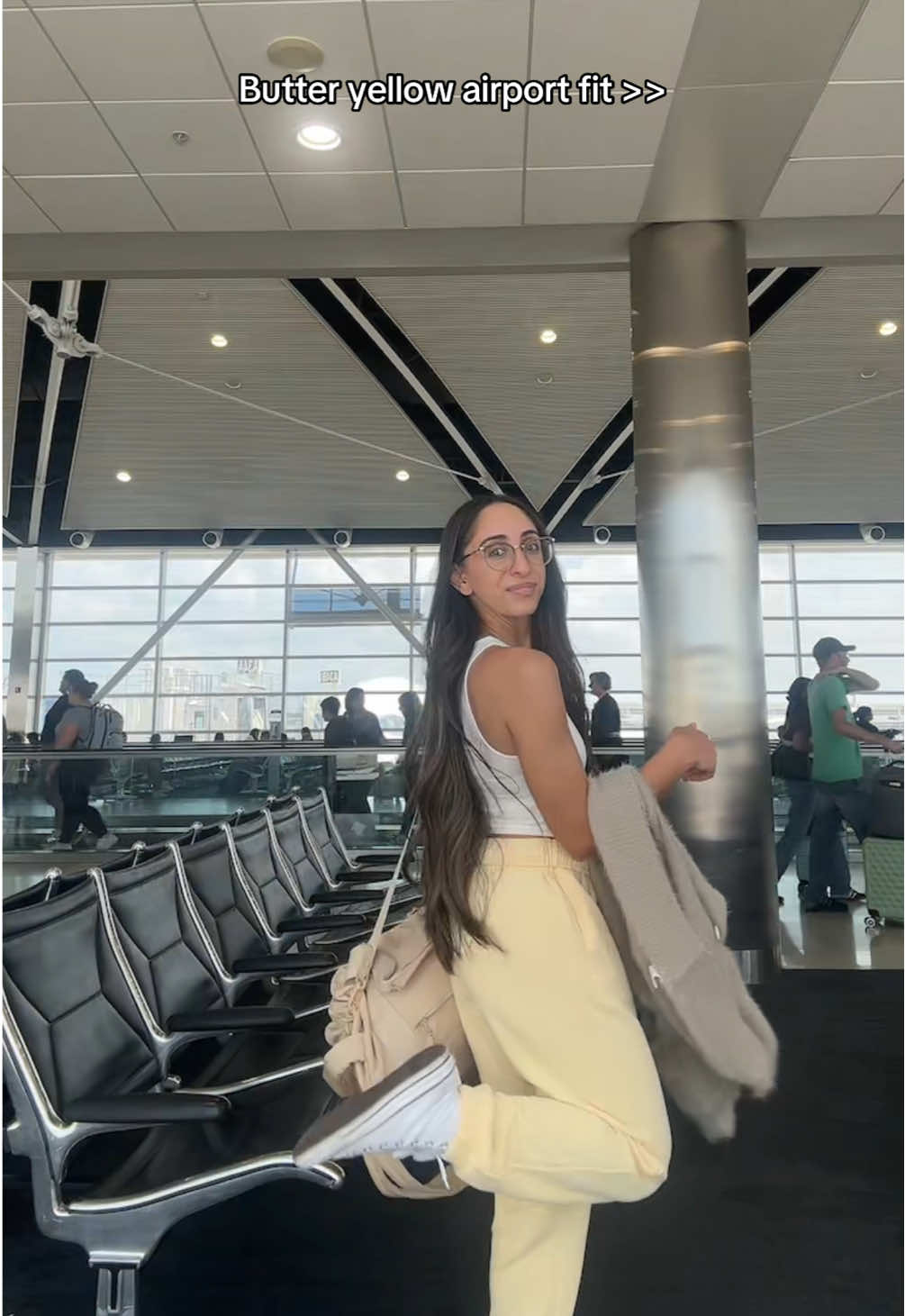 TikTok post by @gurbani.b for BÉIS Travel. Caption reads: This color combo with my @BÉIS duffle are....