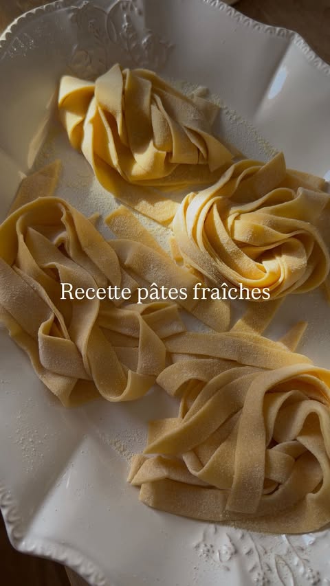 Instagram post by @charlene_et_francesca for KoRo France. Caption reads: Faire des pâtes fraîches maison 🇮🇹✨ 1️⃣ Mélange....