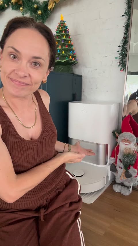 Instagram post by @_laurabentley_ for Dreame. Caption reads: Customised cleaning that actually works around....