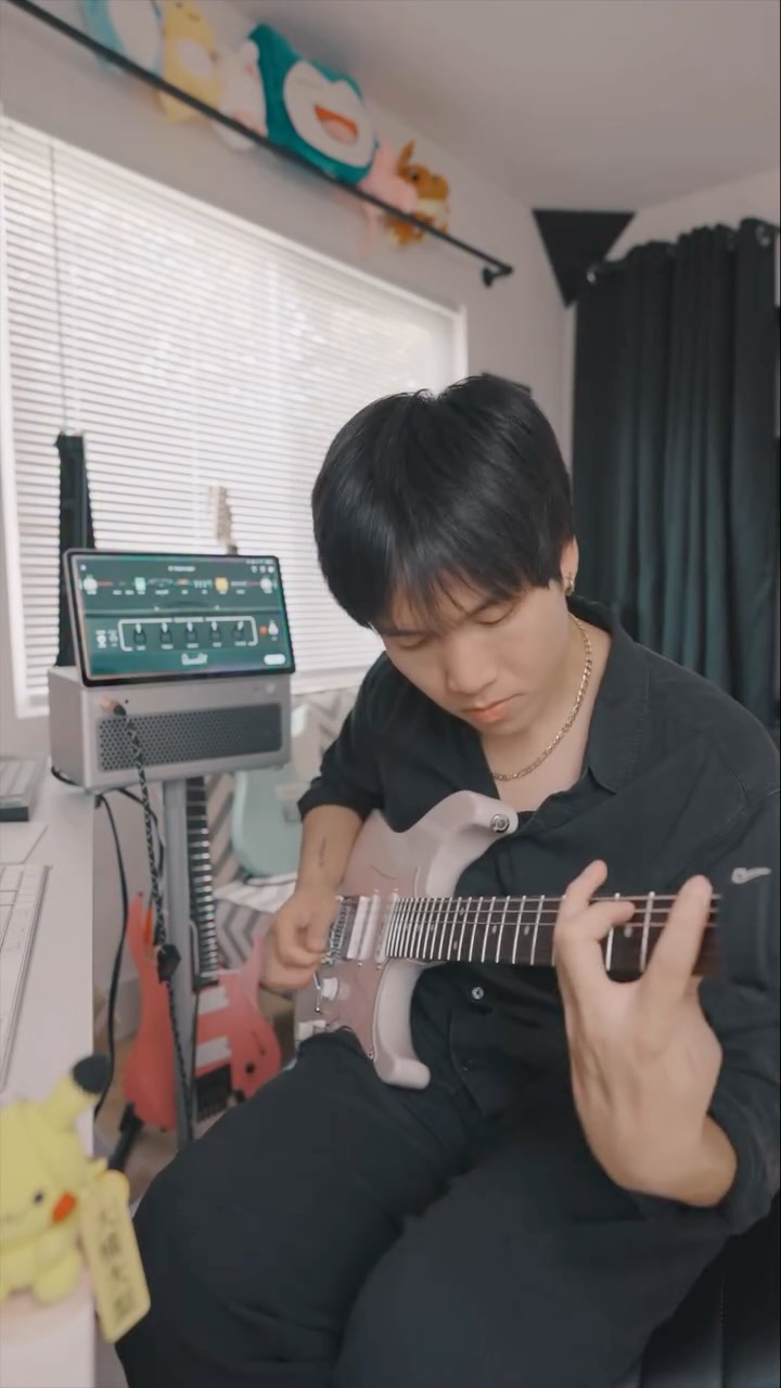 Instagram post by @rubenwan for LAVA MUSIC. Caption reads: [...] on kickstarter now! 
#guitar #geartalk....