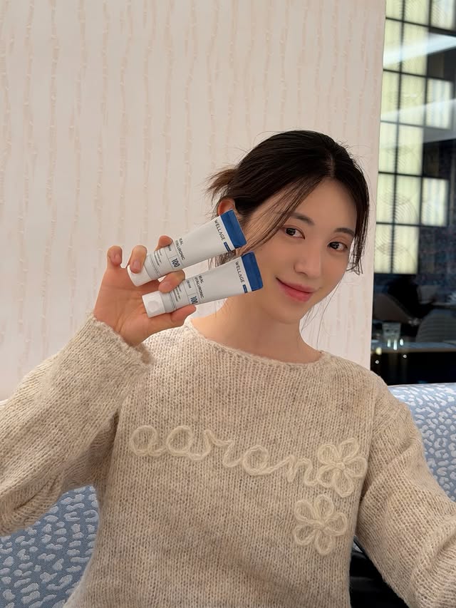 Instagram post by @r_yuhyeju for WELLAGE. Caption reads: #광고
요즘처럼 건조한 날엔 베이스가 특히 잘 뜨는데,
저는 메이크업 전에 이 크림을 꼭....