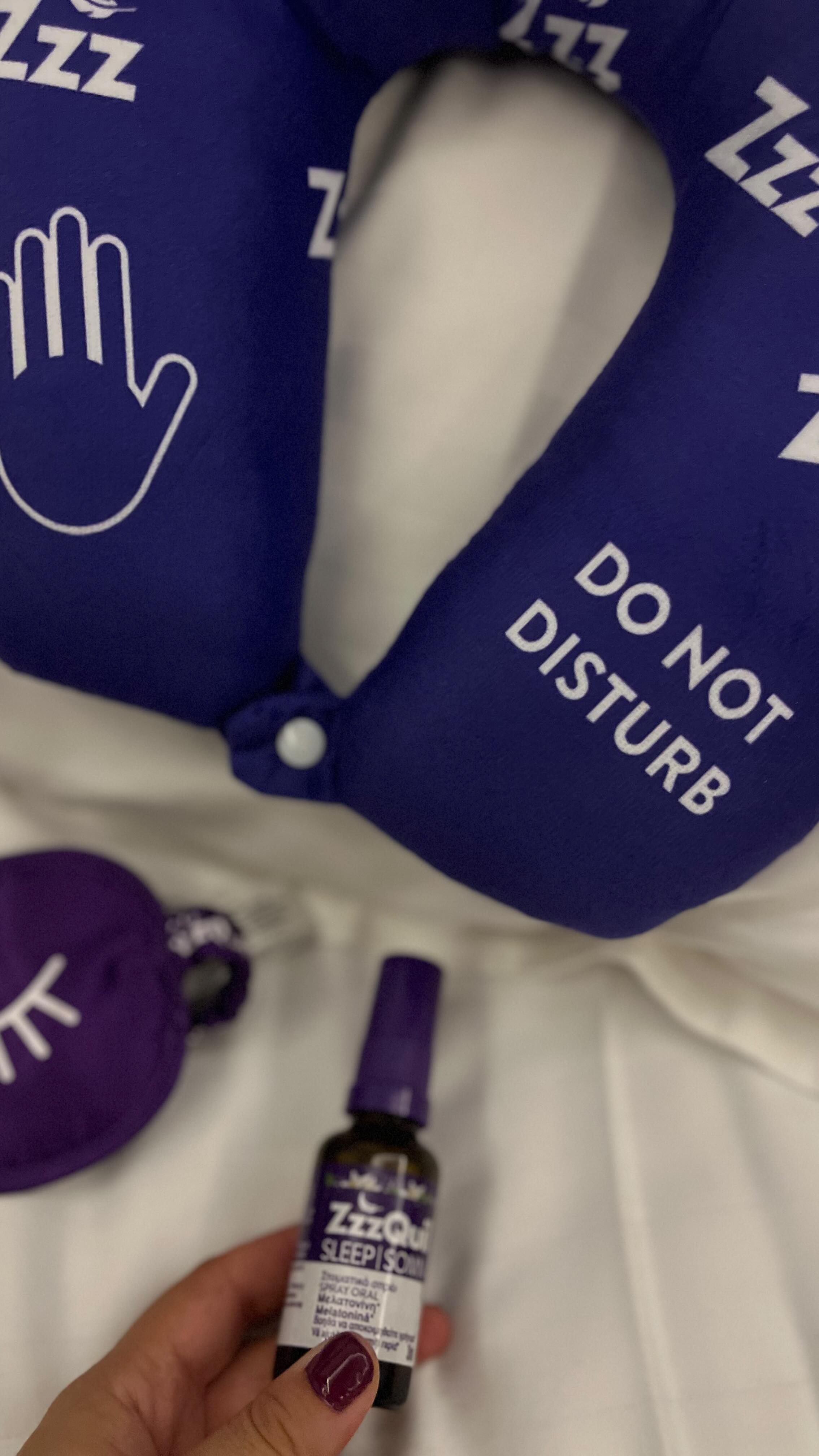 Instagram post by @silviaa.pop for ZzzQuil. Caption reads: Cu 3 puffuri din spray-ul cu melatonina @zzzquil....