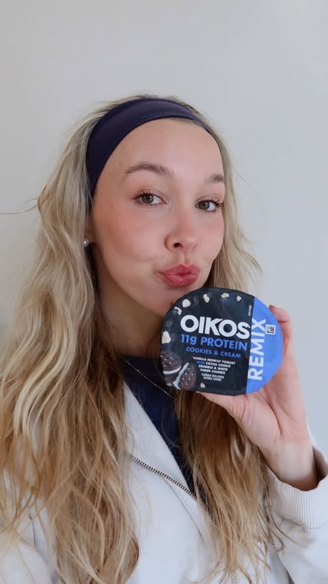 Instagram post by @annacamden for Oikos Cooperação e Desenvolvimento. Caption reads: #OIKOSpartner Game day support still matters, even....