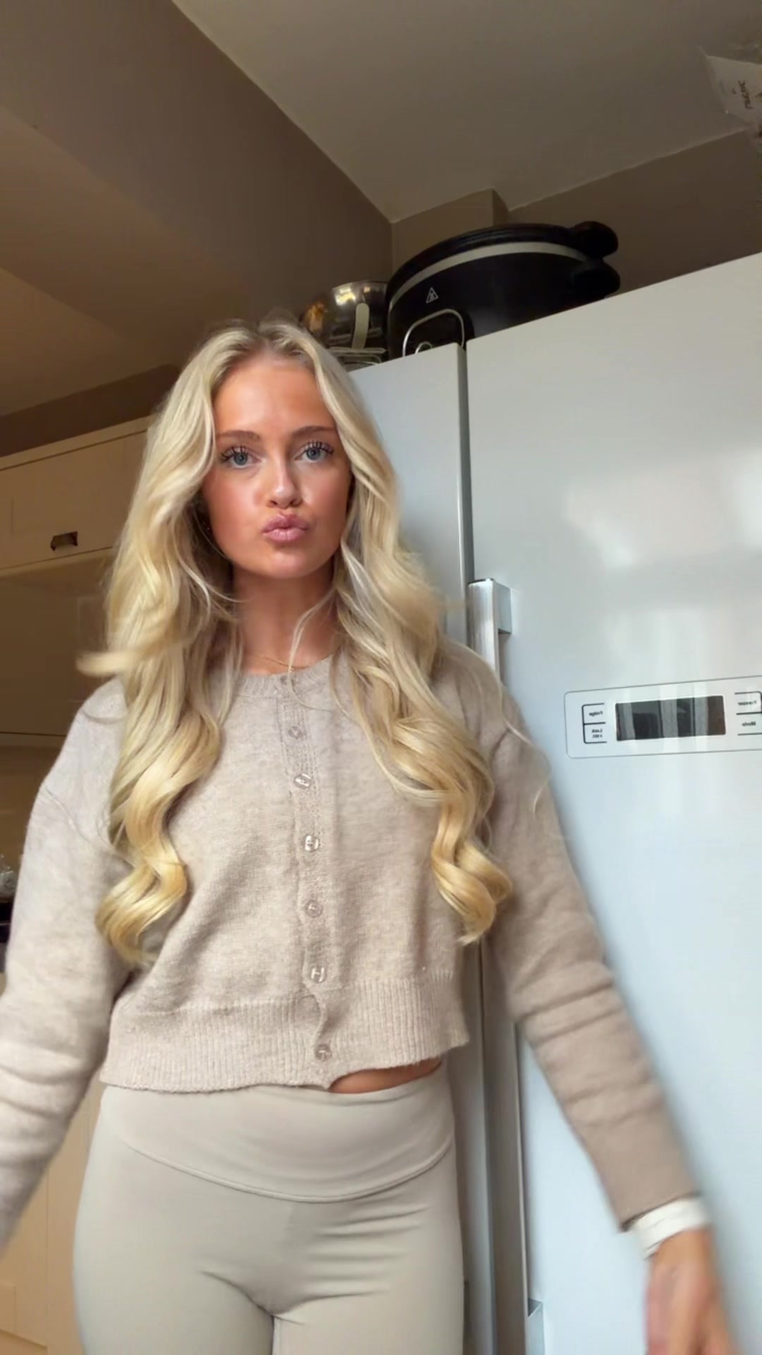 TikTok post by @lexigracereddy for BeautyWorks. Caption reads: [...] Works LOVE 💆🏼‍♀️ #mollymaecurls....