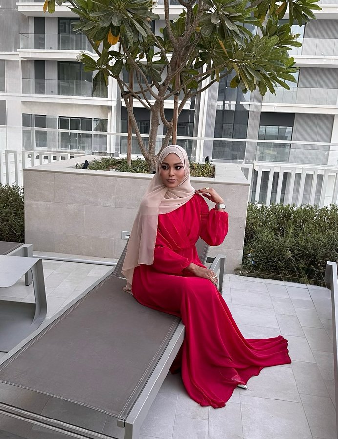 Instagram post by @omama.makki for Namshi. Caption reads: Living the Dubai dream ❤️🌹
- Dress from @namshi....